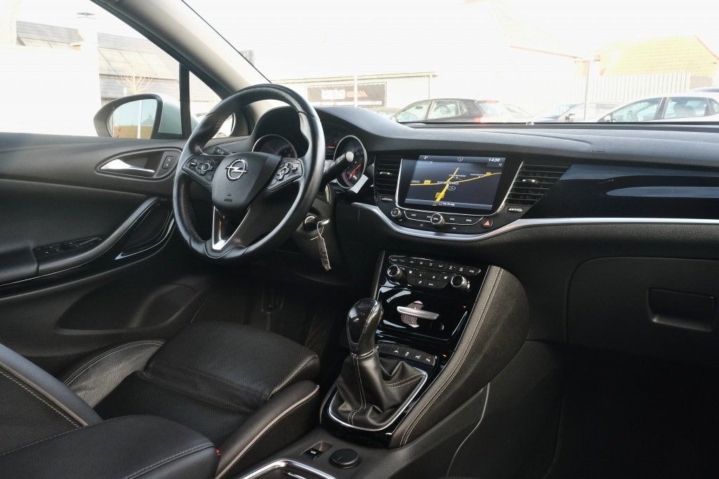 Opel Astra Sports Tourer 1.6 Innovation 200Pk, Leder, Trekha, Voorwielaandrijving, Gebruikt, 4 cilinders, Leder