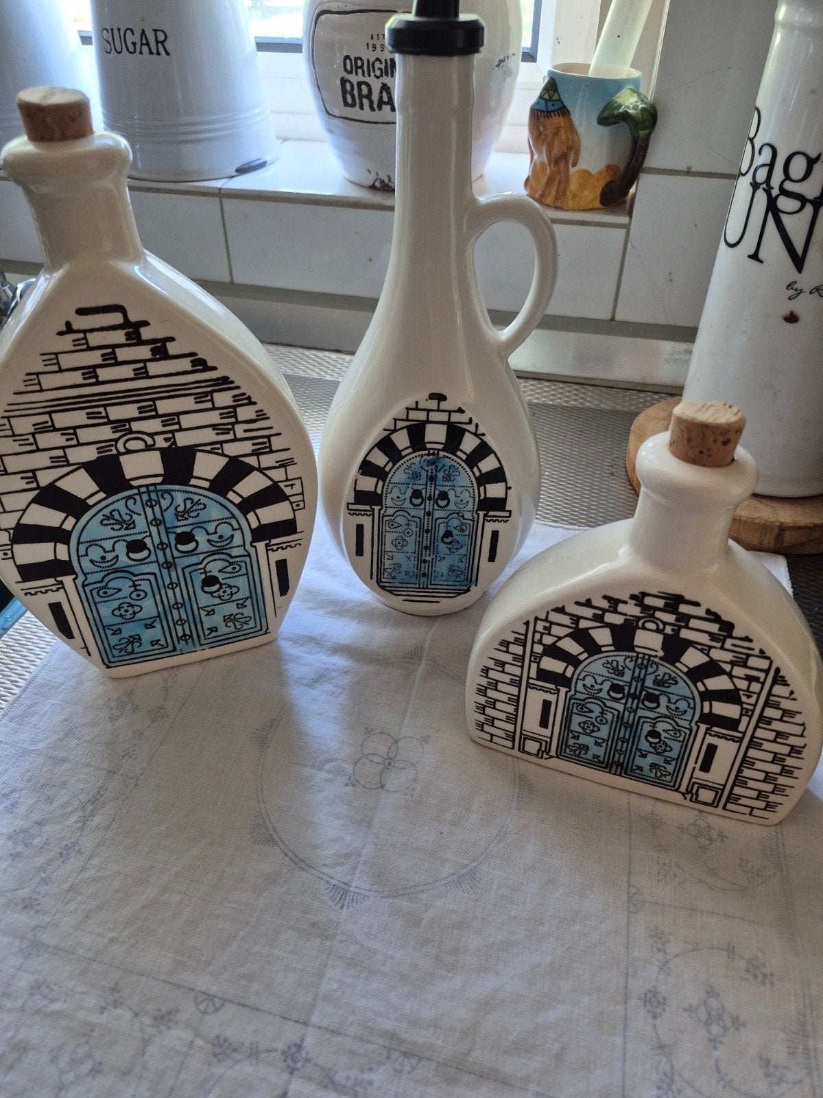 3 mooie kruiken handwerk samen 15.50 euro, Ophalen
