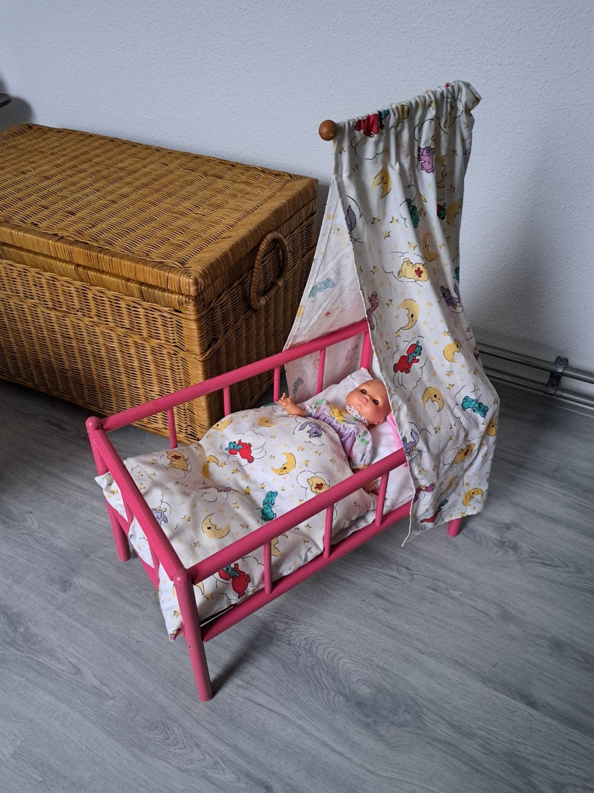 Vintage poppenbedje met babypop en accessoires, Ophalen of Verzenden, Gebruikt, Babypop