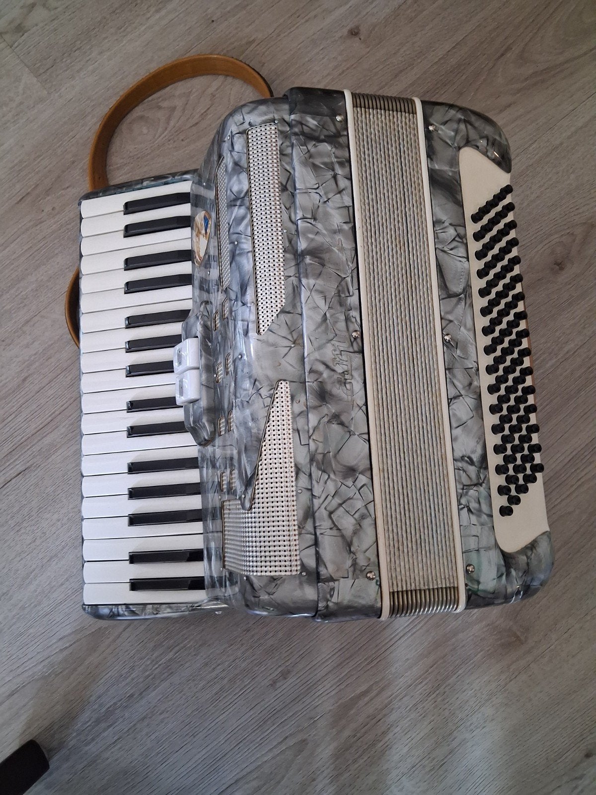 Vintage Delicia Toetsaccordeon - Grijs Parelmoer, Muziek en Instrumenten, Accordeons, Ophalen, Gebruikt, Met riemen, Overige formaten