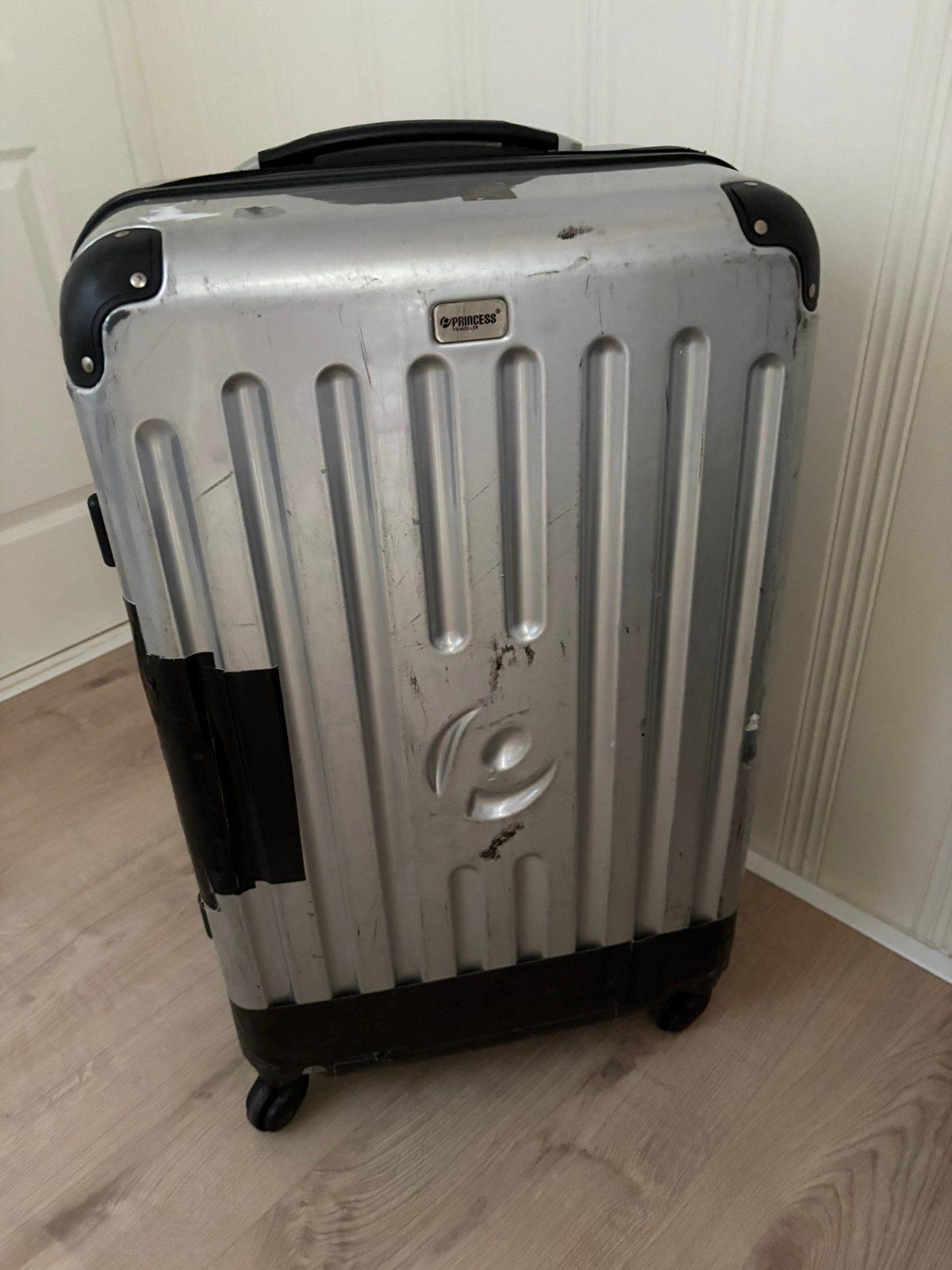 Grote (ruimbagage) koffer grijs/zilver GRATIS, Gebruikt, Hard kunststof, 45 tot 55 cm, 70 cm of meer
