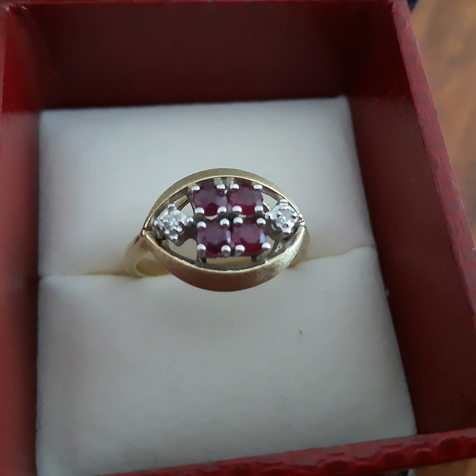 Gouden ring met robijnen en diamanten, Verzenden, Zo goed als nieuw, 17 tot 18, Met edelsteen