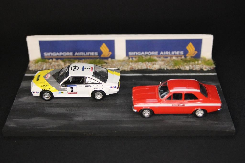 Diorama circuit met muur Singapore Airlines 1:43, Hobby en Vrije tijd, Modelbouw | Figuren en Diorama's, Nieuw, Diorama, 1:35 tot 1:50