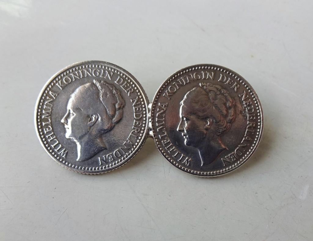 WOII verzet broche: 2 x zilveren Kon. Wilhelmina half gulden, Ophalen of Verzenden, Zilver, Broche