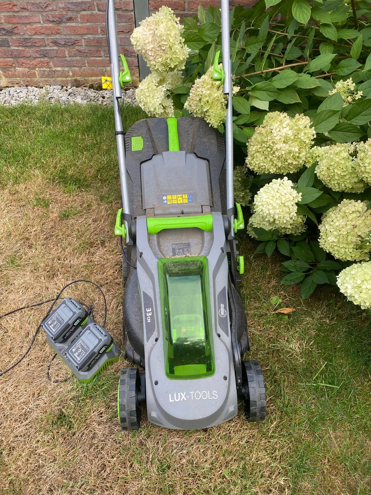 Elektrische grasmaaier LUX-TOOLS 33cm met 2 accu's en lader, Ophalen, Cirkelmaaier, Accu-grasmaaier, Zo goed als nieuw