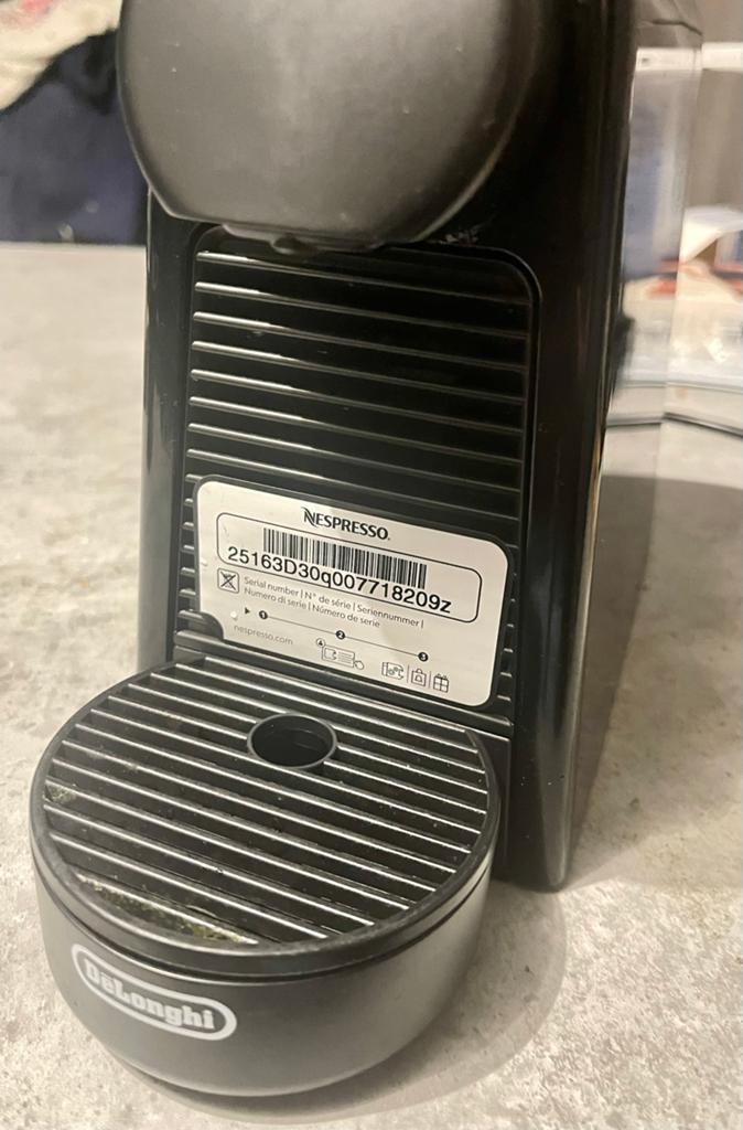 Nespresso De'Longhi Inissia Koffiemachine Zwart, Gebruikt, Espresso apparaat, Ophalen of Verzenden, 1 kopje