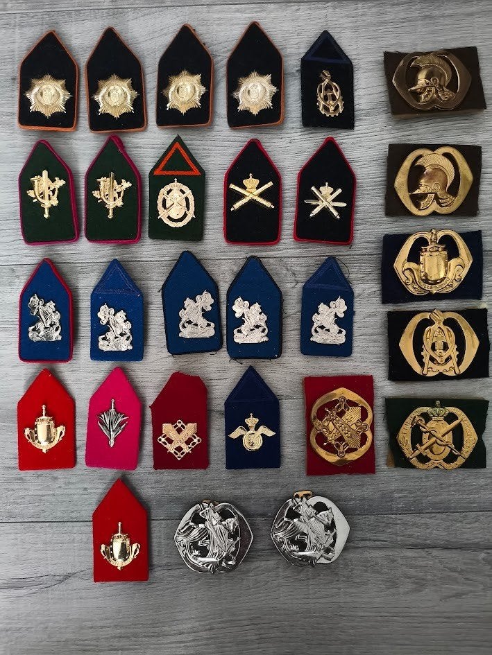 Nederlandse militairen emblemen / kraagspiegels (28 stuks), Ophalen of Verzenden, Overige soorten, Nederland, Embleem of Badge