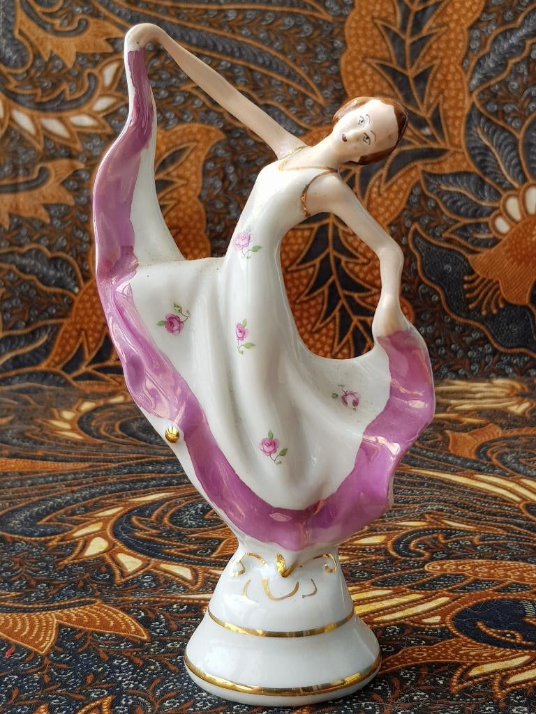 Prachtig Art Deco beeldje uit Engeland van een vrouw 15,5 cm, Antiek en Kunst, Antiek | Porselein, Ophalen of Verzenden