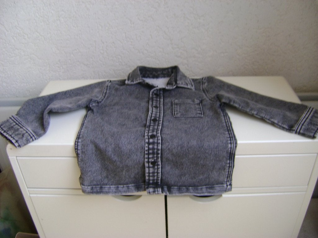zwarte spijkerblouse sluit met drukkers en onderkant mouw 98, Ophalen of Verzenden, Zo goed als nieuw, Jongen, Shirt of Longsleeve