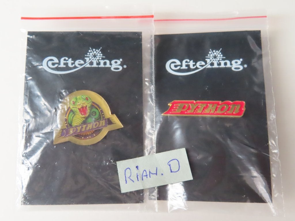 Efteling pin Python met Logo op kaartje., Verzamelen, Efteling, Nieuw, Button of Speldje, Ophalen