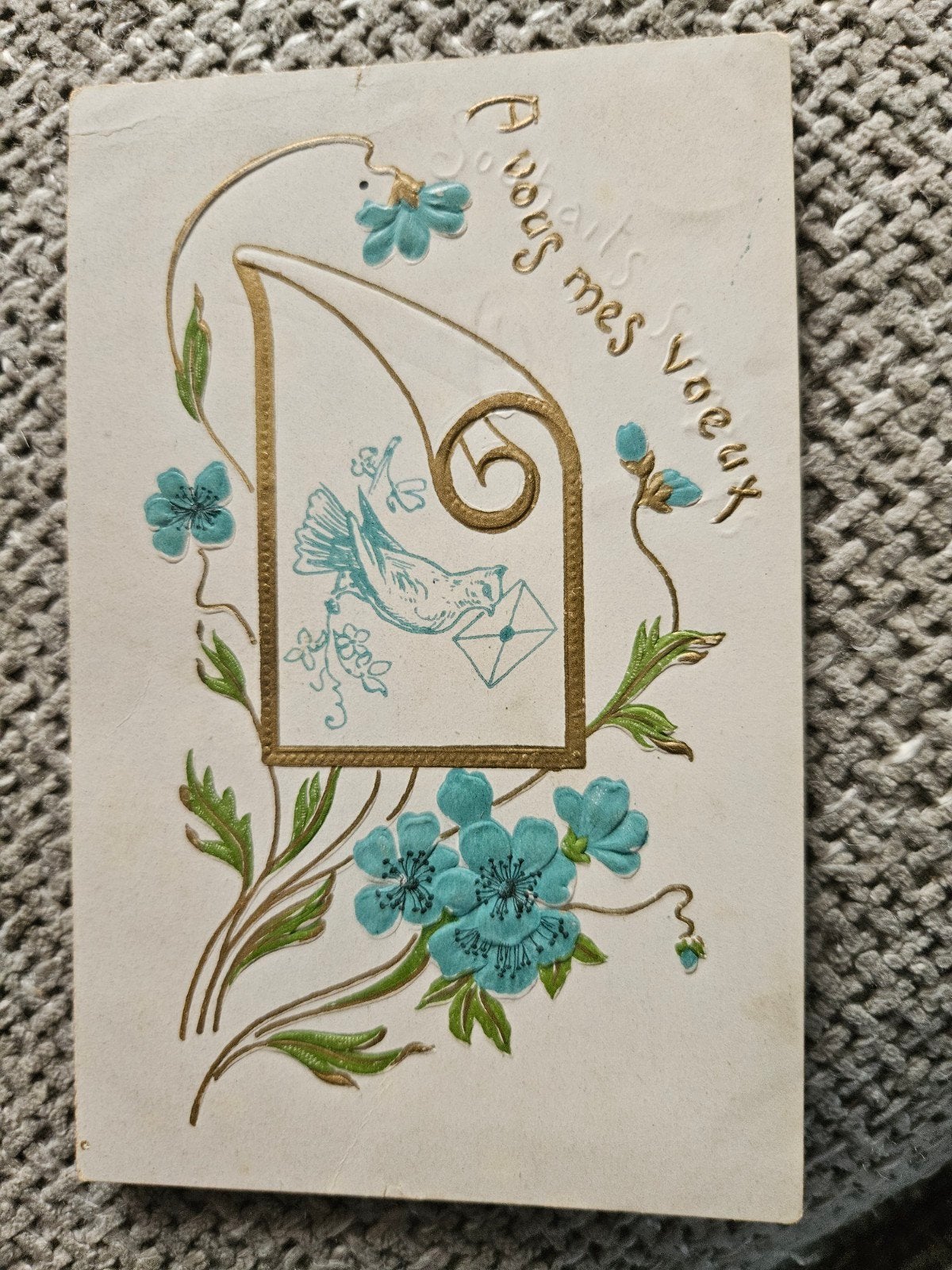 brocante relief bloemen duif - "A tous mes voeux", Verzamelen, Ophalen of Verzenden, Voor 1920, Gelopen