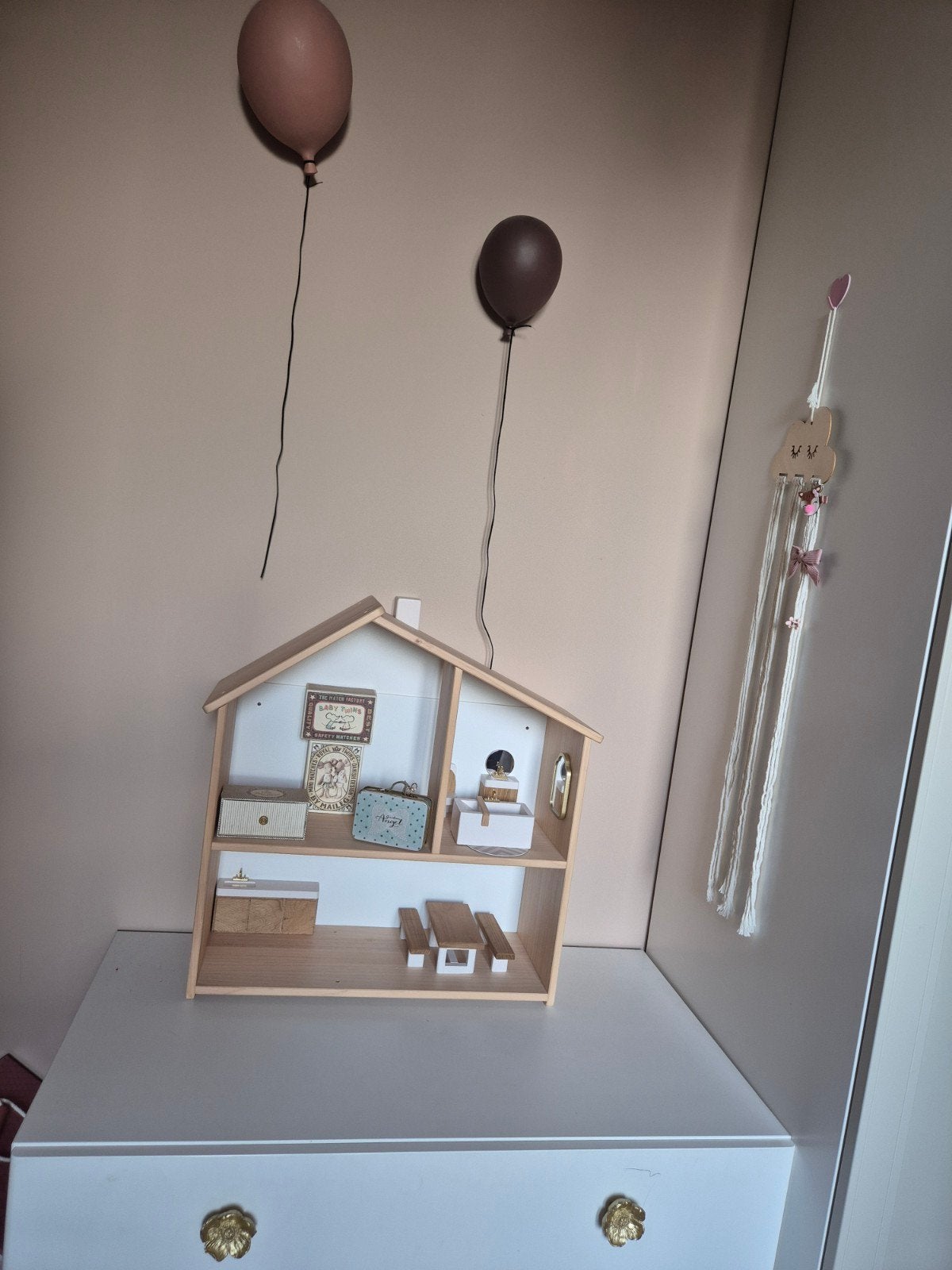 Ikea Flisat Poppenhuis met Felou Family Meubels, Ophalen, Zo goed als nieuw, Poppenhuis