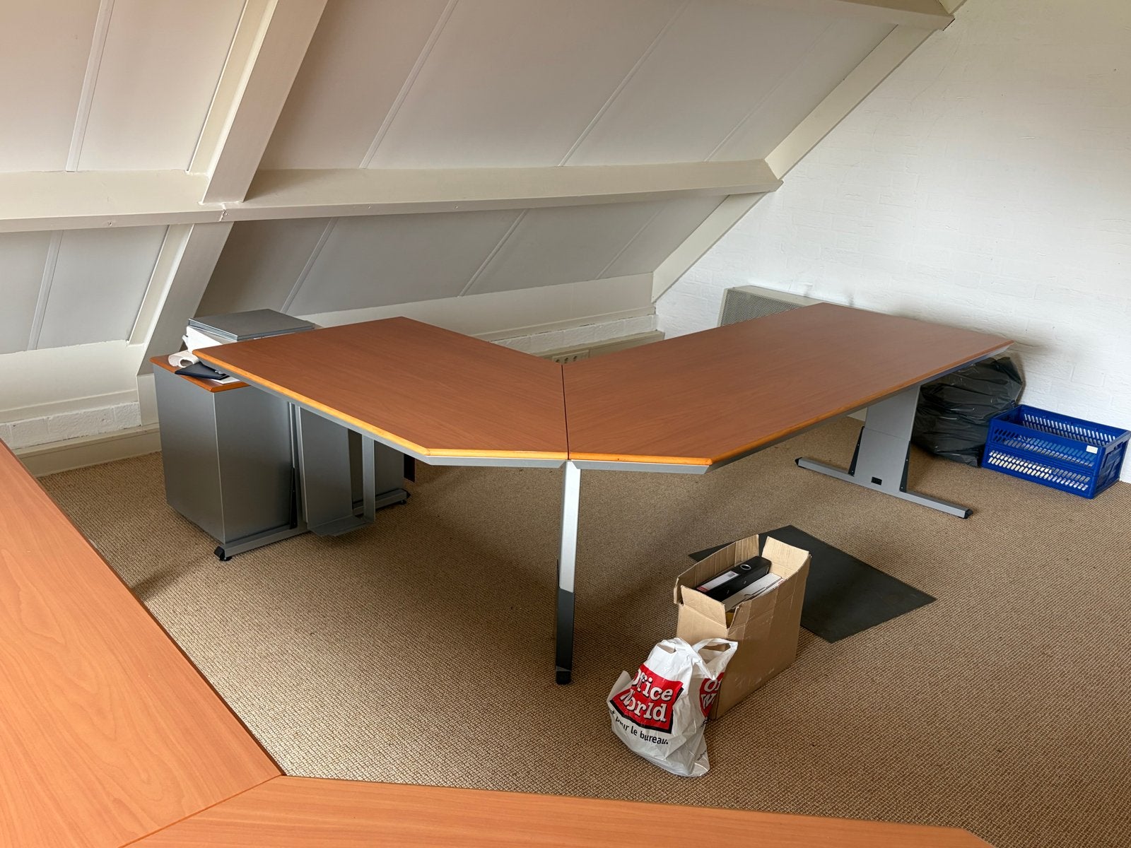 Hoekbureau met ijzeren onderstel en houten blad, Huis en Inrichting, Bureaus, Ophalen, Gebruikt, Hout, Hoekbureau
