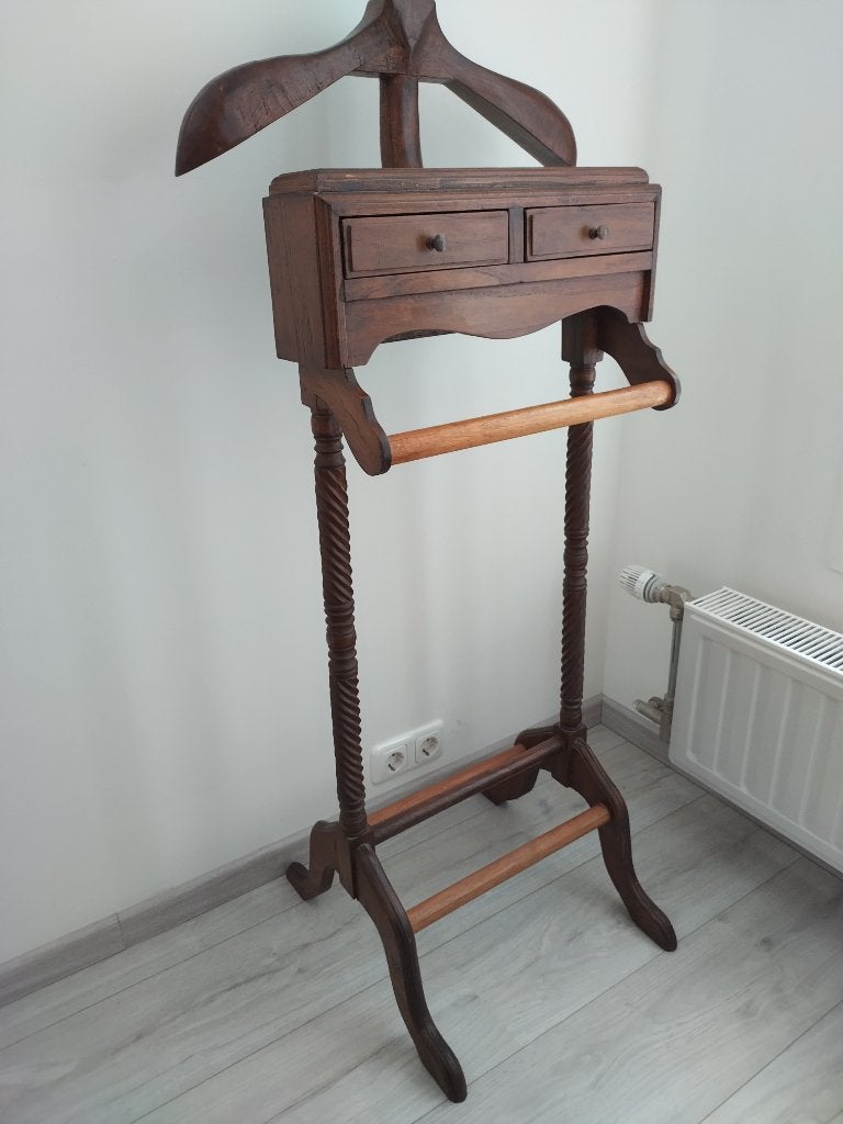 Klassieke houten kleerhanger, Ophalen