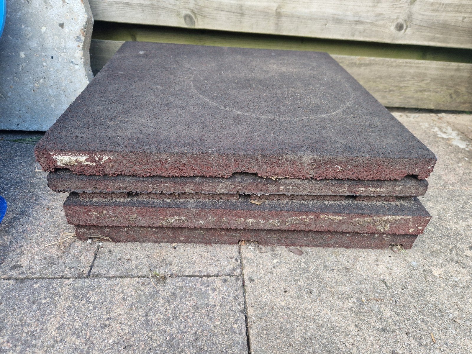 4 Rubbertegels, gebruikt, met drainage, 48,5x48,5 cm, Tuin en Terras, Overige Tuin en Terras, Ophalen, Gebruikt