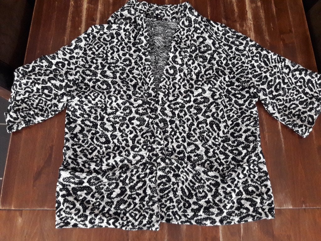 Bershka vest / gebreid jasje in maat S met panterprint, Meerkleurig, Zo goed als nieuw, Maat 36 (S), Bershka