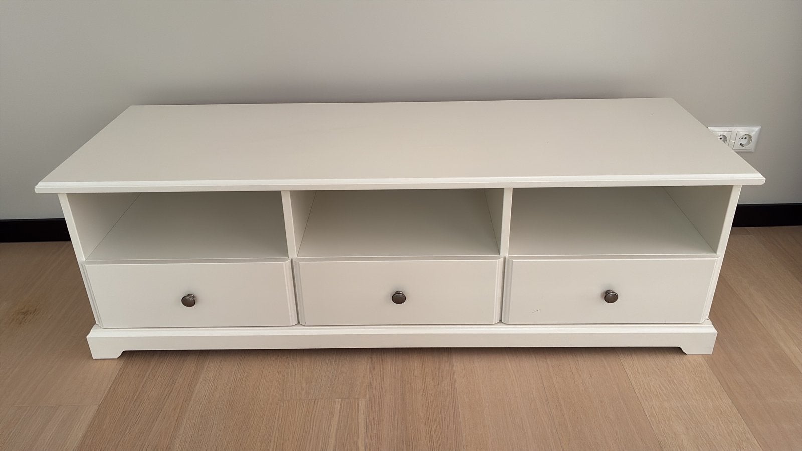 Liatorp TV-kast, wit, 145 x 49 x 45 cm, Ophalen, 100 tot 150 cm, Zo goed als nieuw, Minder dan 100 cm