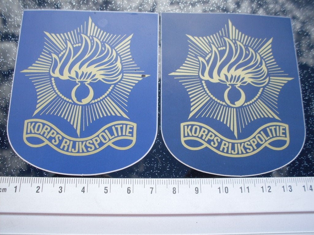 2x sticker korps rijkspolitie logo embleem goudkleurig, Verzenden, Zo goed als nieuw, Bedrijf of Vereniging