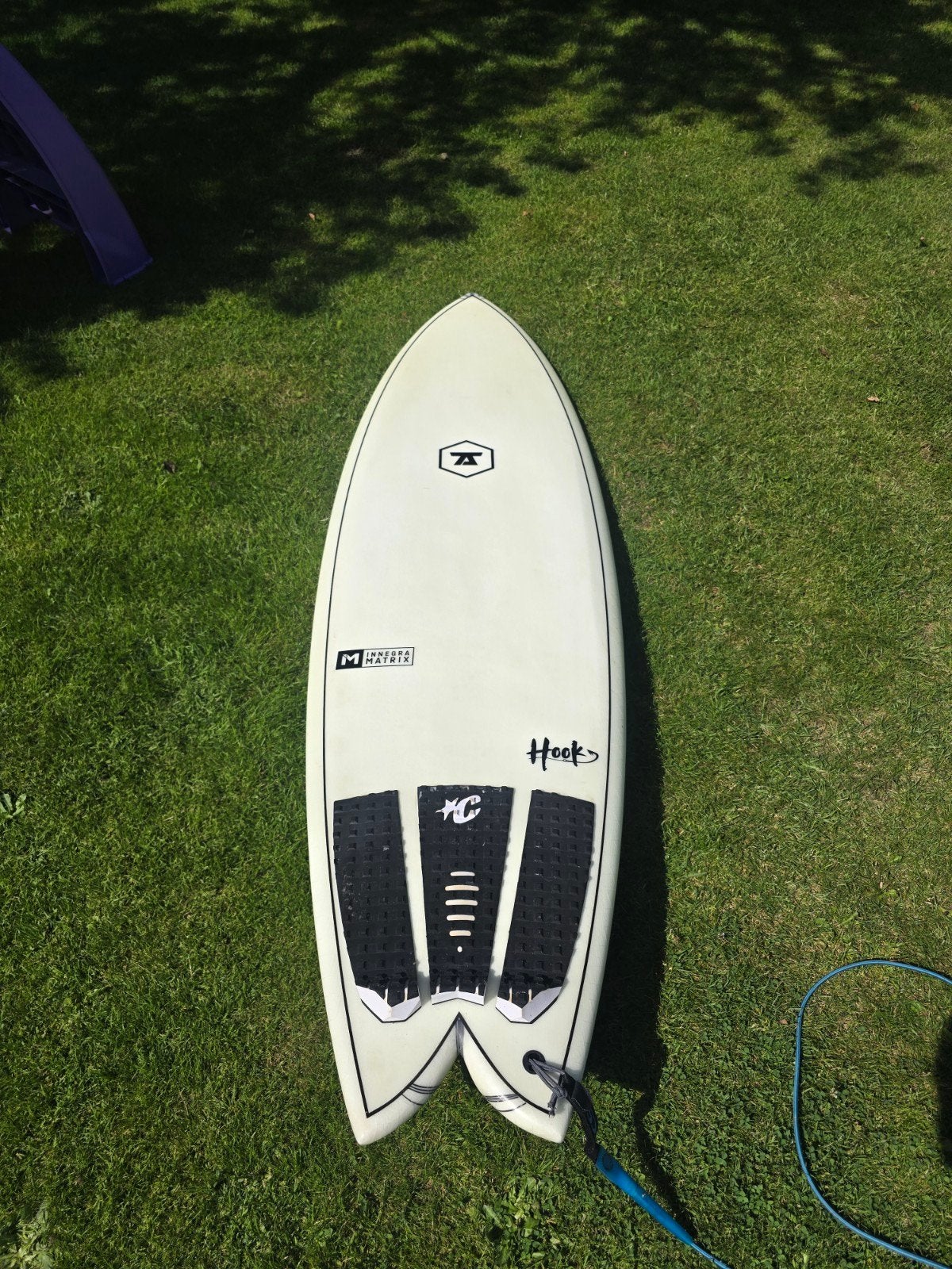 6'2" Twin Fin Surfboard - Zo goed als nieuw, Watersport en Boten, Golfsurfen, Ophalen, Zo goed als nieuw, Fish
