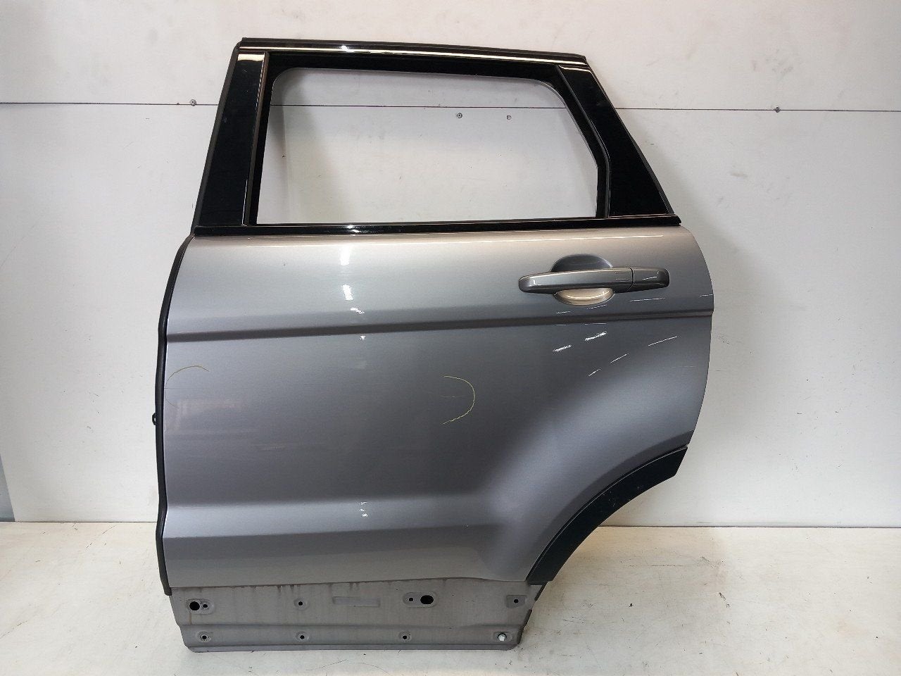 Portier links achter Land Rover Evoque, Auto-onderdelen, Onderdelen@venauto.nl, Van der Ven Autorecycling B.V., Ettenseweg 76, 4706 PB Roosendaal, The Netherlands