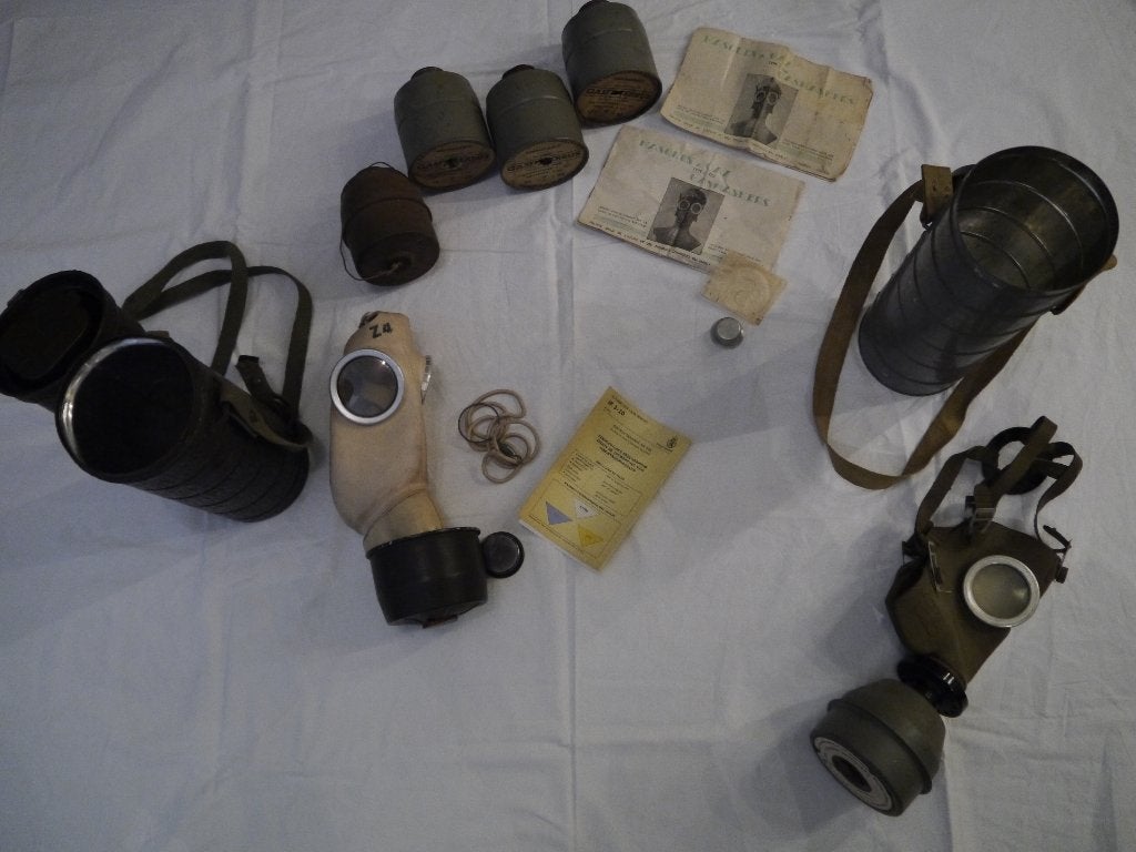 Lot gasmaskers en filters, Ophalen of Verzenden, Nederland, Embleem of Badge