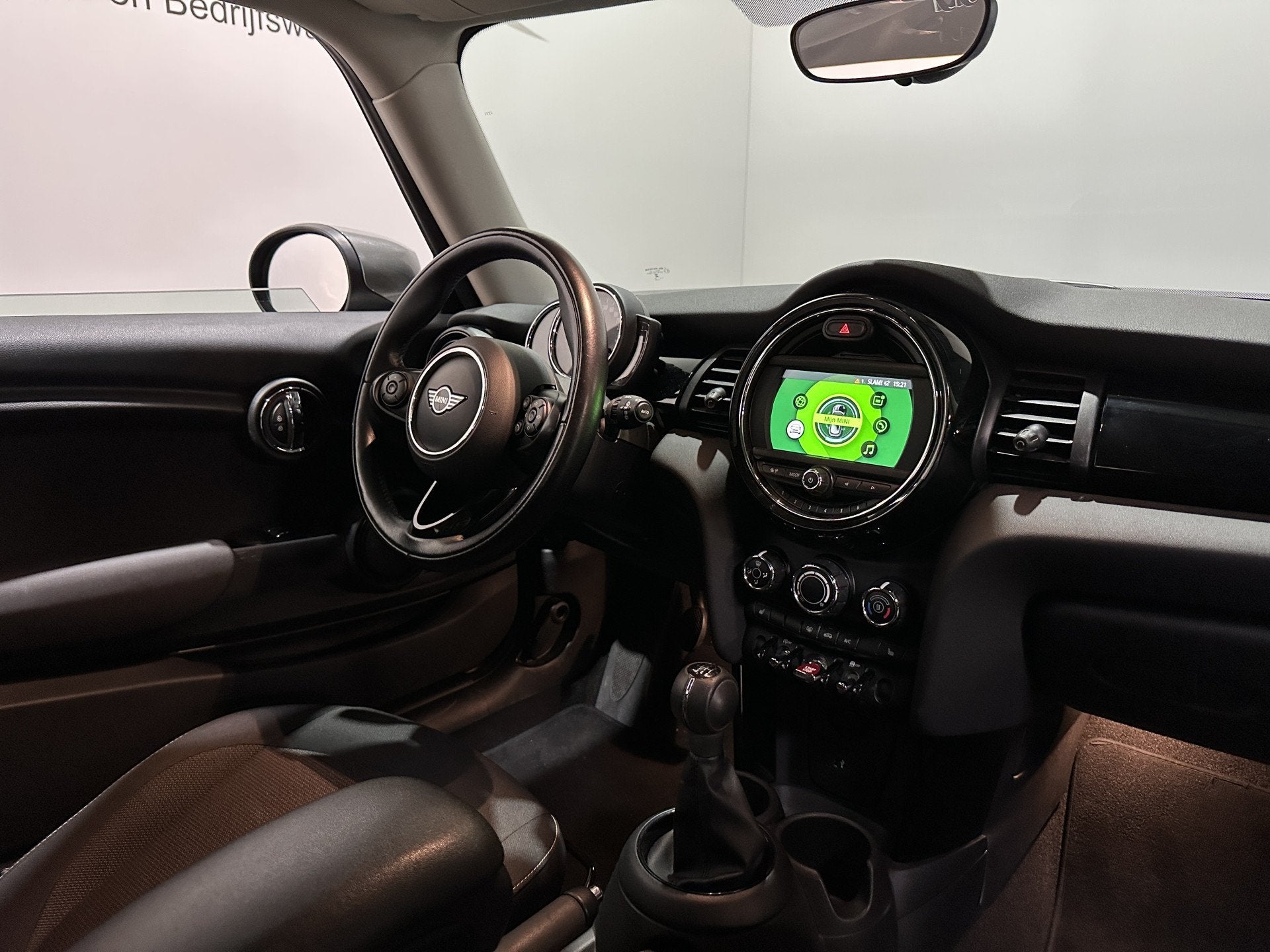 MINI Mini 1.5 One - Bluetooth / Parksens. achter / Stoelverw, Auto's, Voorwielaandrijving, Gebruikt, Euro 6, 4 stoelen