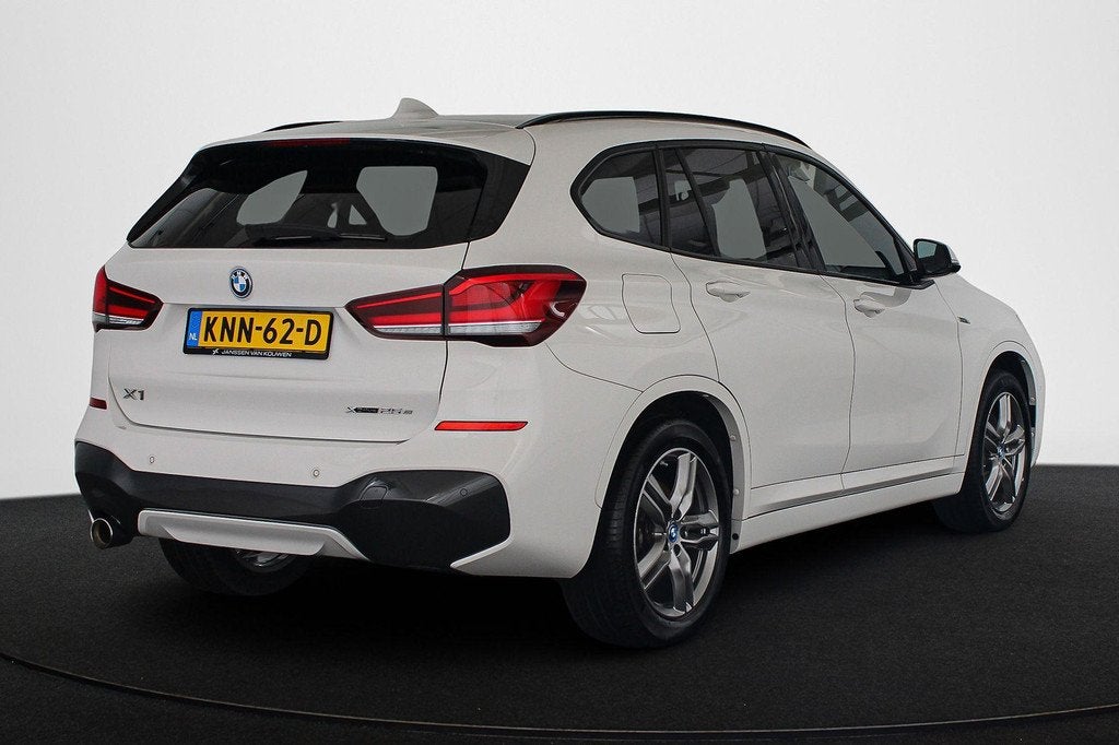 BMW X1 xDrive25e M Sport Sportstoelen Stoelverwarming Apple, Auto's, BMW, Gebruikt, Leder en Stof, Wit, Plug-in hybride