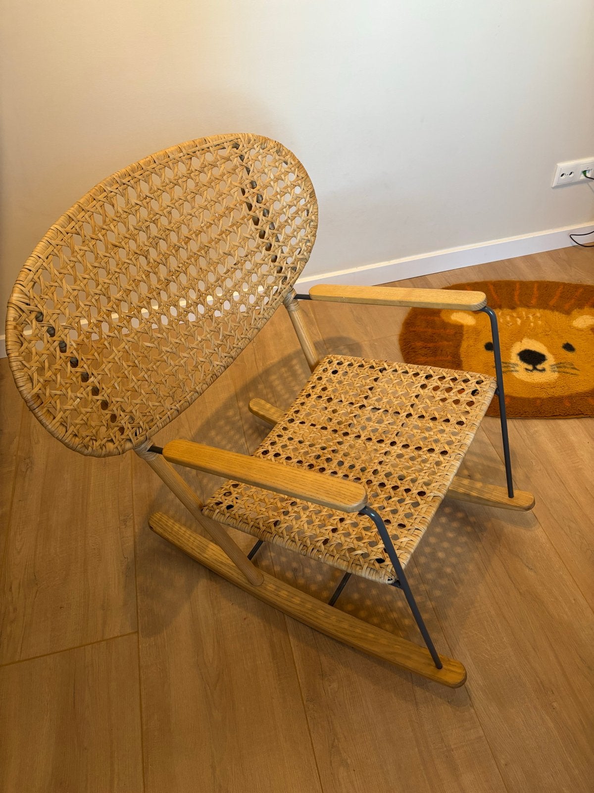 Rotan schommelstoel met houten armleuningen, Ophalen, Overige kleuren, Zo goed als nieuw, Eén