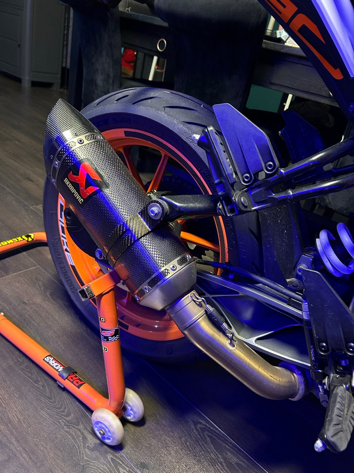 Akrapovic uitlaat voor KTM Duke - Carbon look met db killer, Ophalen of Verzenden, Gebruikt
