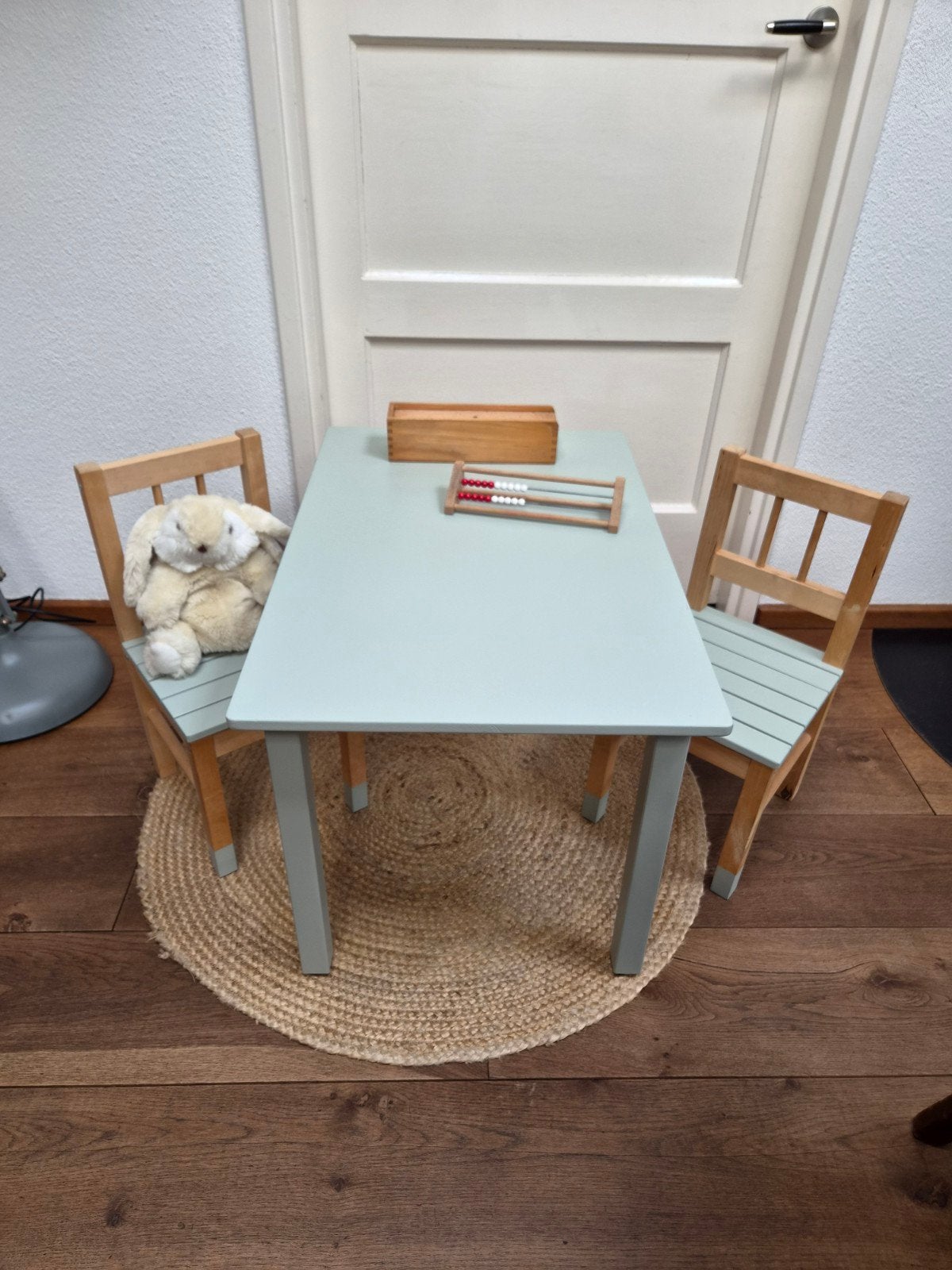 Gerestyled kleutermeubilair: tafel met 2 stoeltjes 🩶🤍, Ophalen, Gebruikt, Tafel(s) en Stoel(en)
