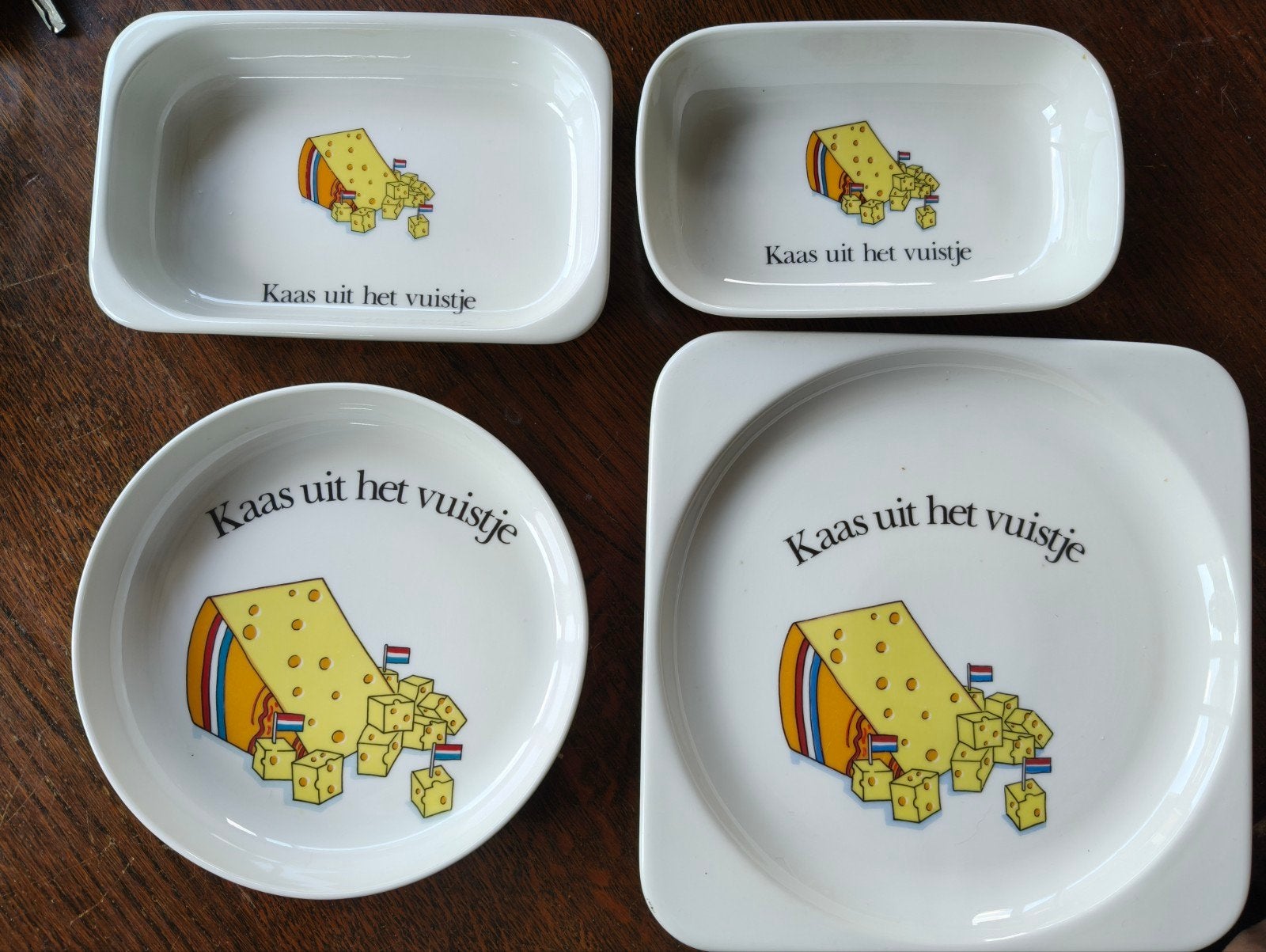4x Kaasplankjes / schaaltjes 'Kaas uit het vuistje', Gebruikt, Overige merken, Keramiek, Ophalen of Verzenden