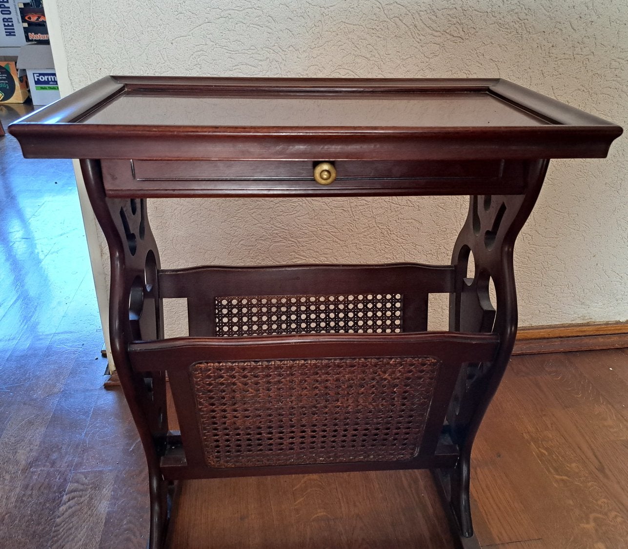 Vintage Houten Bijzettafel met Krantenbak & Lade, Huis en Inrichting, Ophalen, Gebruikt