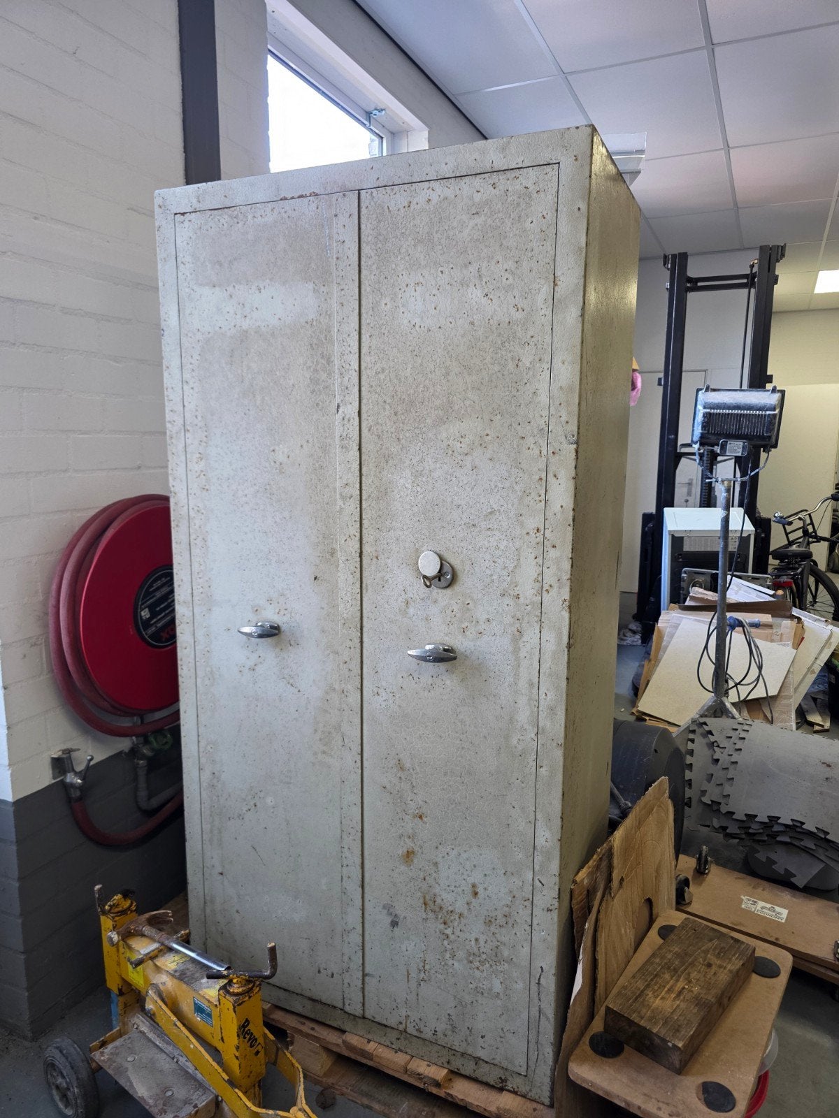 Grote metalen kluis / archiefkast met houten planken, Ophalen of Verzenden, Gebruikt