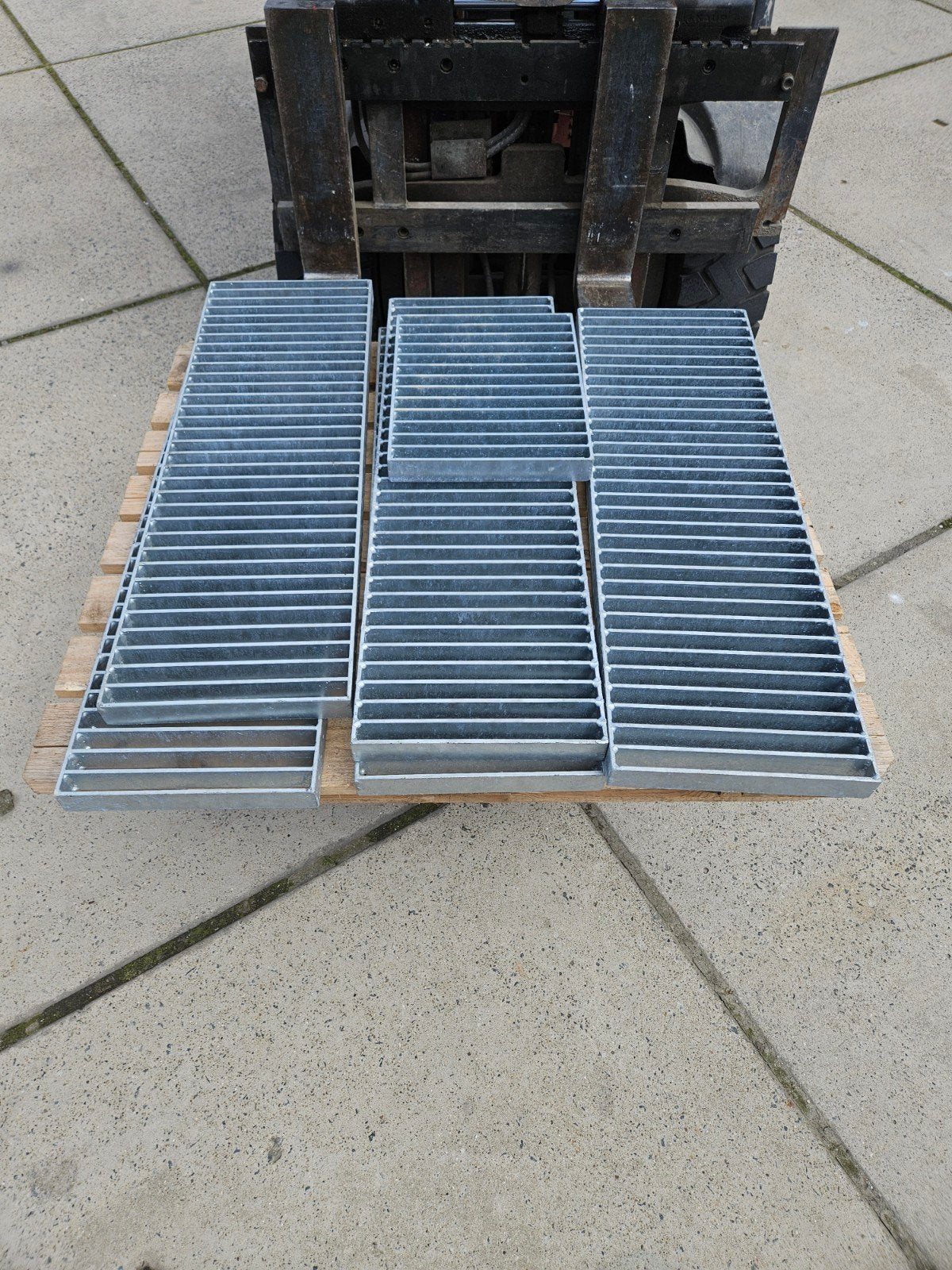 Thermisch Verzinkte Roosters 320x1000 (6x) en 320x400 (1x), Ophalen