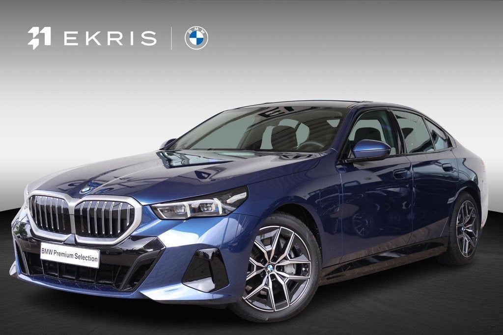 BMW 5 Serie Sedan 550e xDrive | M Sport | Glazen Panoramadak, Auto's, Automaat, Stof, Gebruikt, Blauw