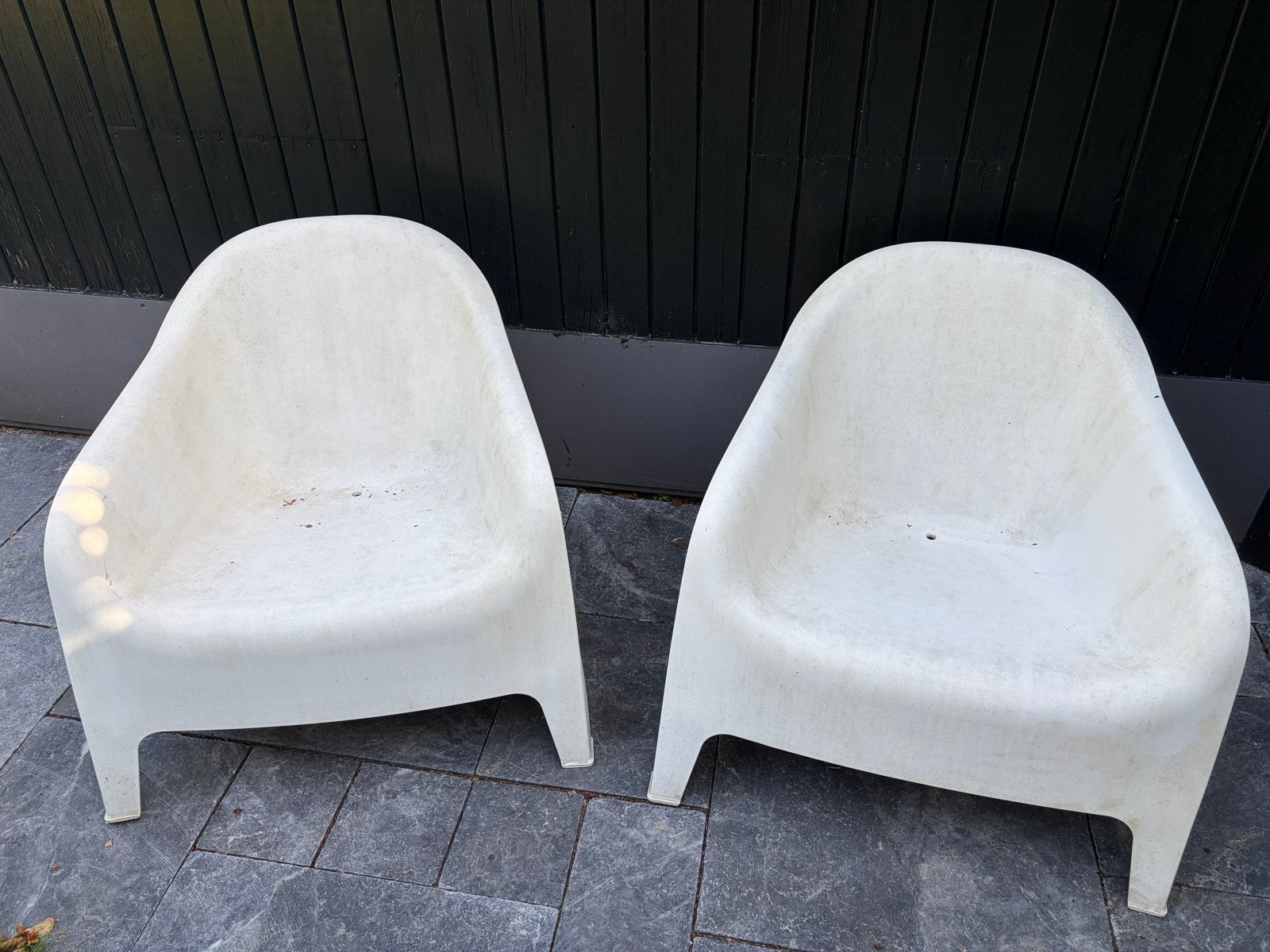 Twee Ikea Skarpö witte kunststof stoelen, Ophalen, Gebruikt, Kunststof, Stapelbaar