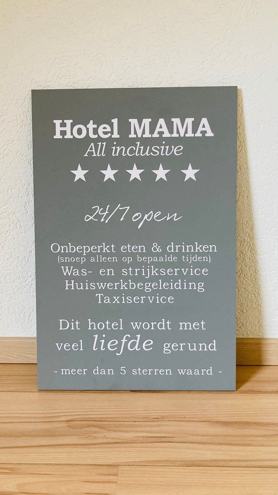 Tekstbord "Hotel Mama" - Grijs hout, 40x60 cm, Huis en Inrichting, Ophalen, Zo goed als nieuw