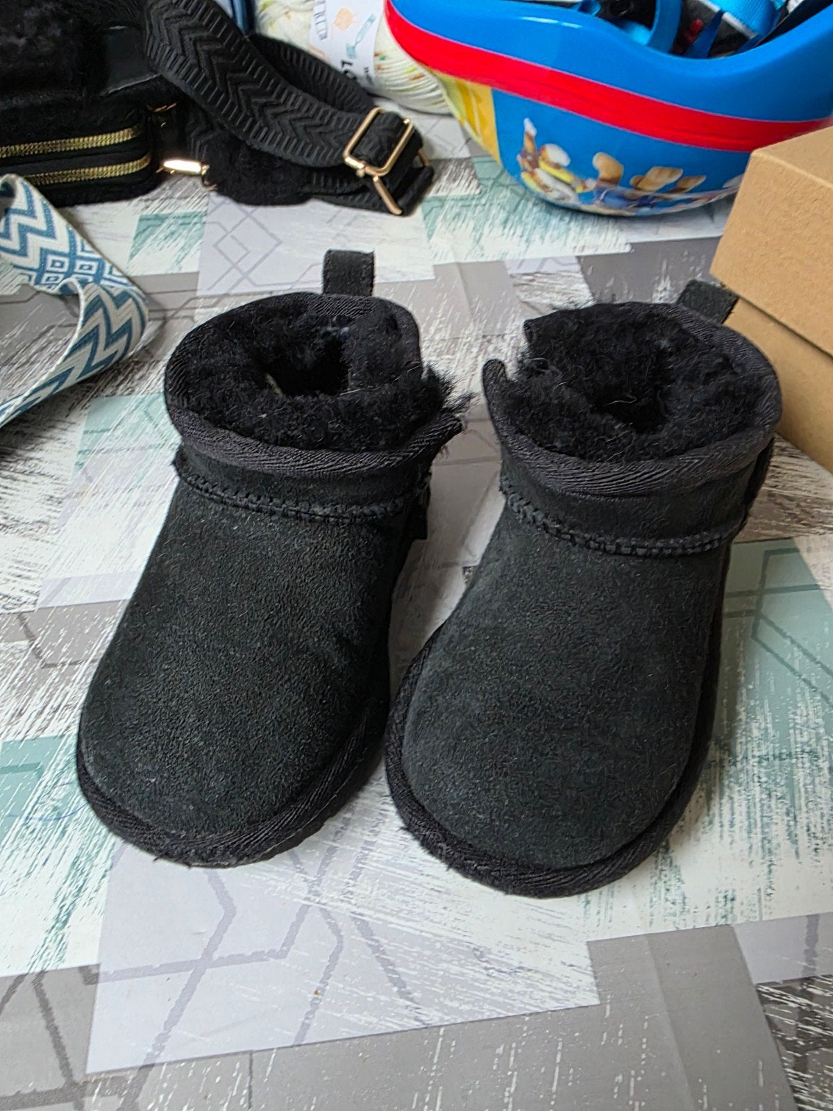 Nieuwe UGGs Classic Ultra Mini Zwart Maat 23.5, UGG, Jongen of Meisje, Nieuw, Ophalen of Verzenden
