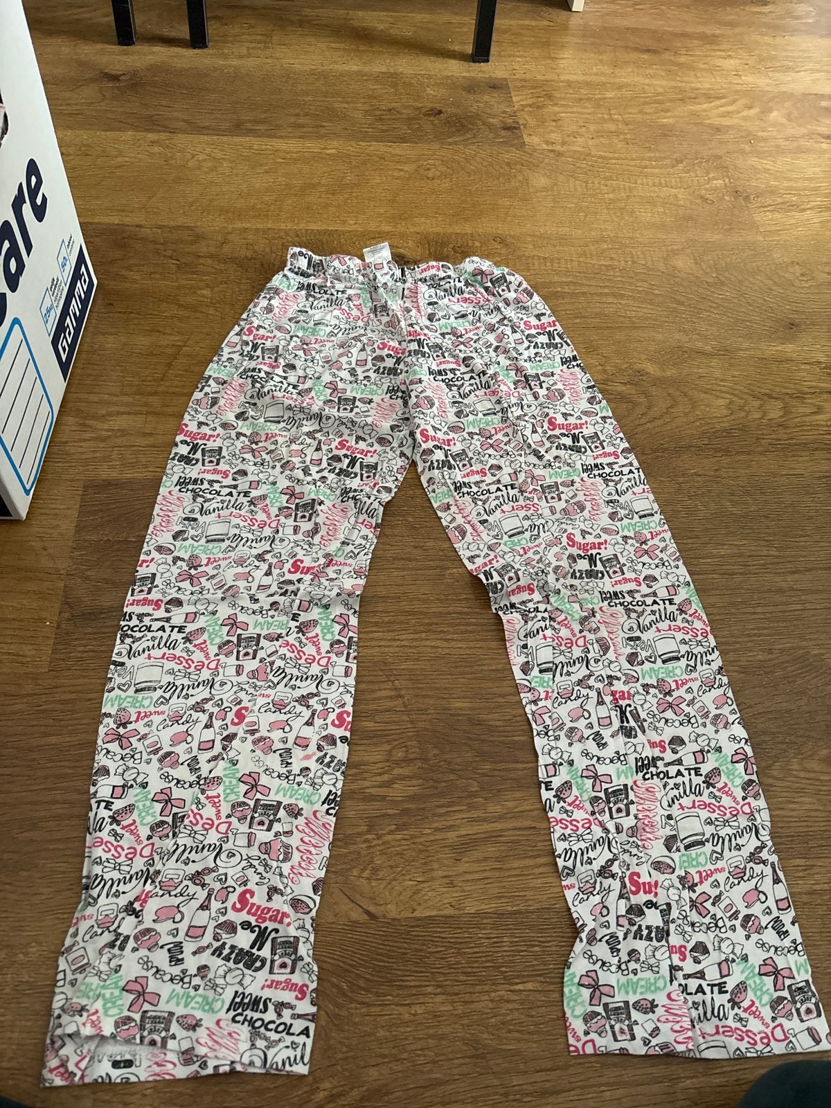 Leuke pyjamabroek met snoepjesprint, maat 146/152, Ophalen of Verzenden, Gebruikt, Meisje, Nacht- of Onderkleding