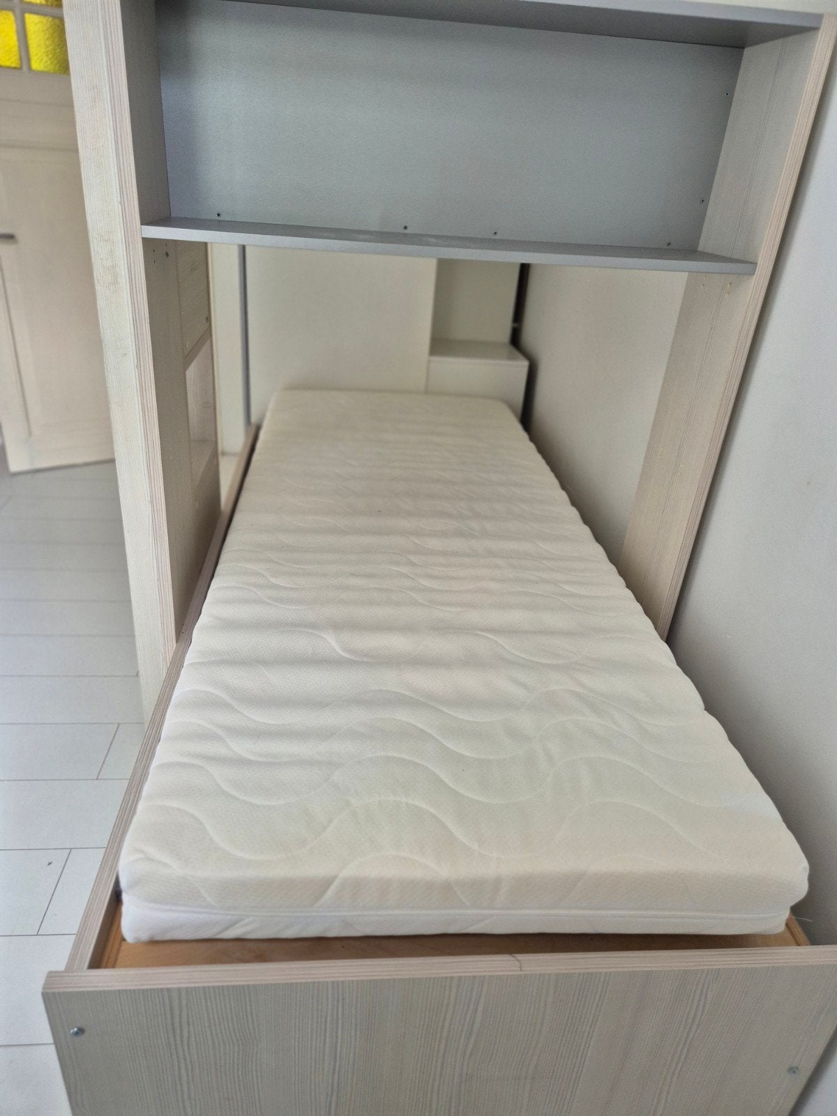 Stapelbed met ingebouwde kast en boekenplank, Ophalen