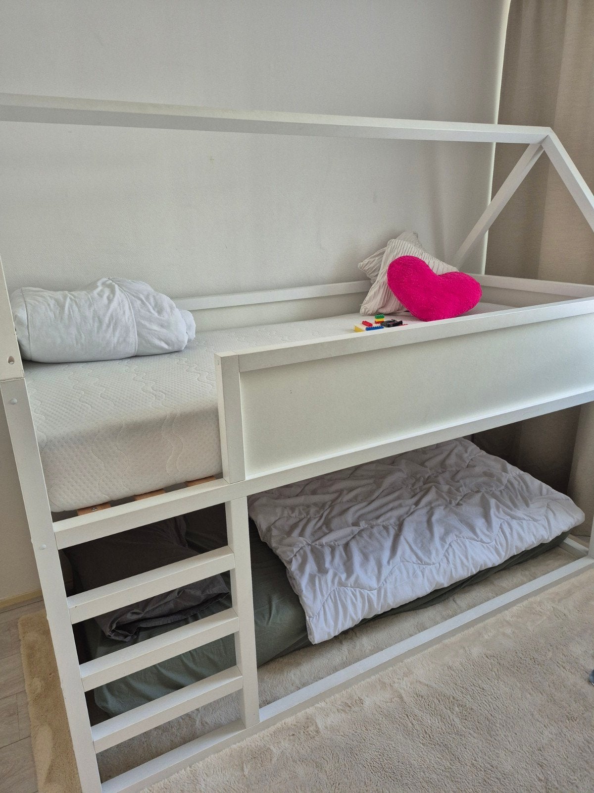 Wit stapelbed met huisjesframe - Gebruikssporen op hout, Huis en Inrichting, Slaapkamer | Stapelbedden en Hoogslapers, Ophalen