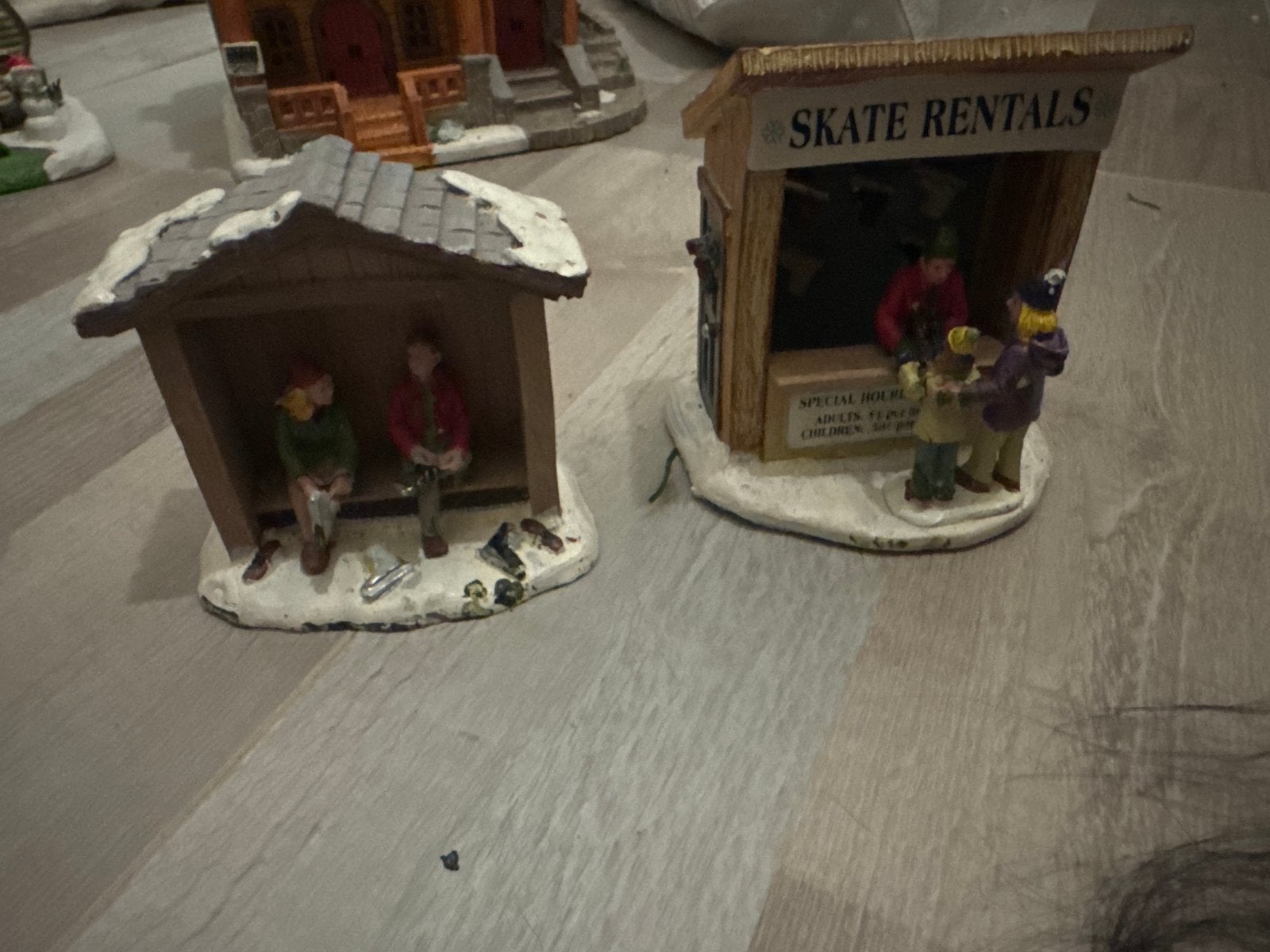 Twee huisjes voor op de schaatsbaan lemax, Ophalen of Verzenden, Zo goed als nieuw