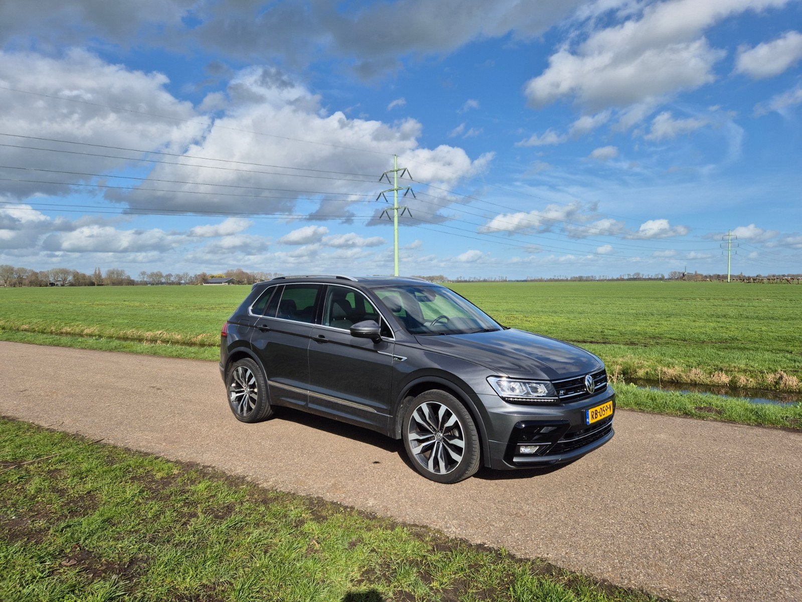 Volkswagen Tiguan 1.4 TSI 92KW 2017 Grijs R-Line, Voorwielaandrijving, 4 cilinders, Origineel Nederlands, Handgeschakeld