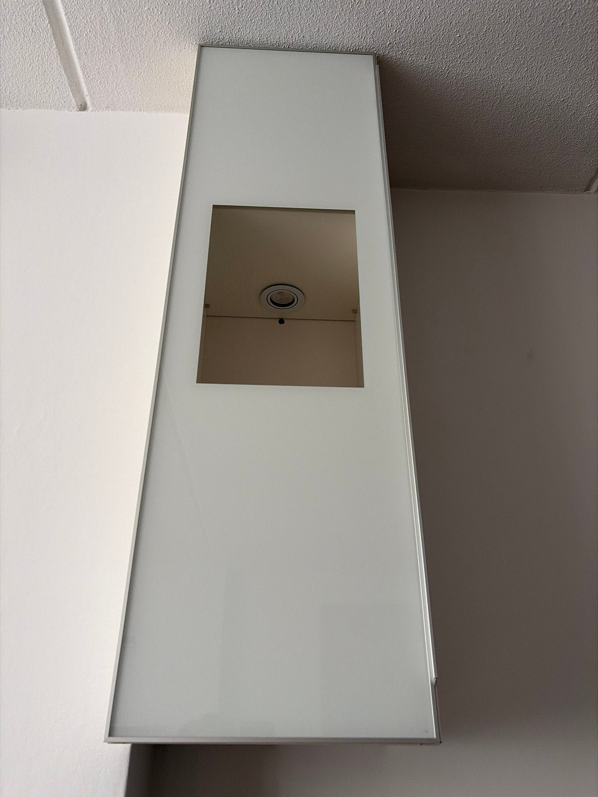Foto 2 van wandkast met glazen deur en verlichting