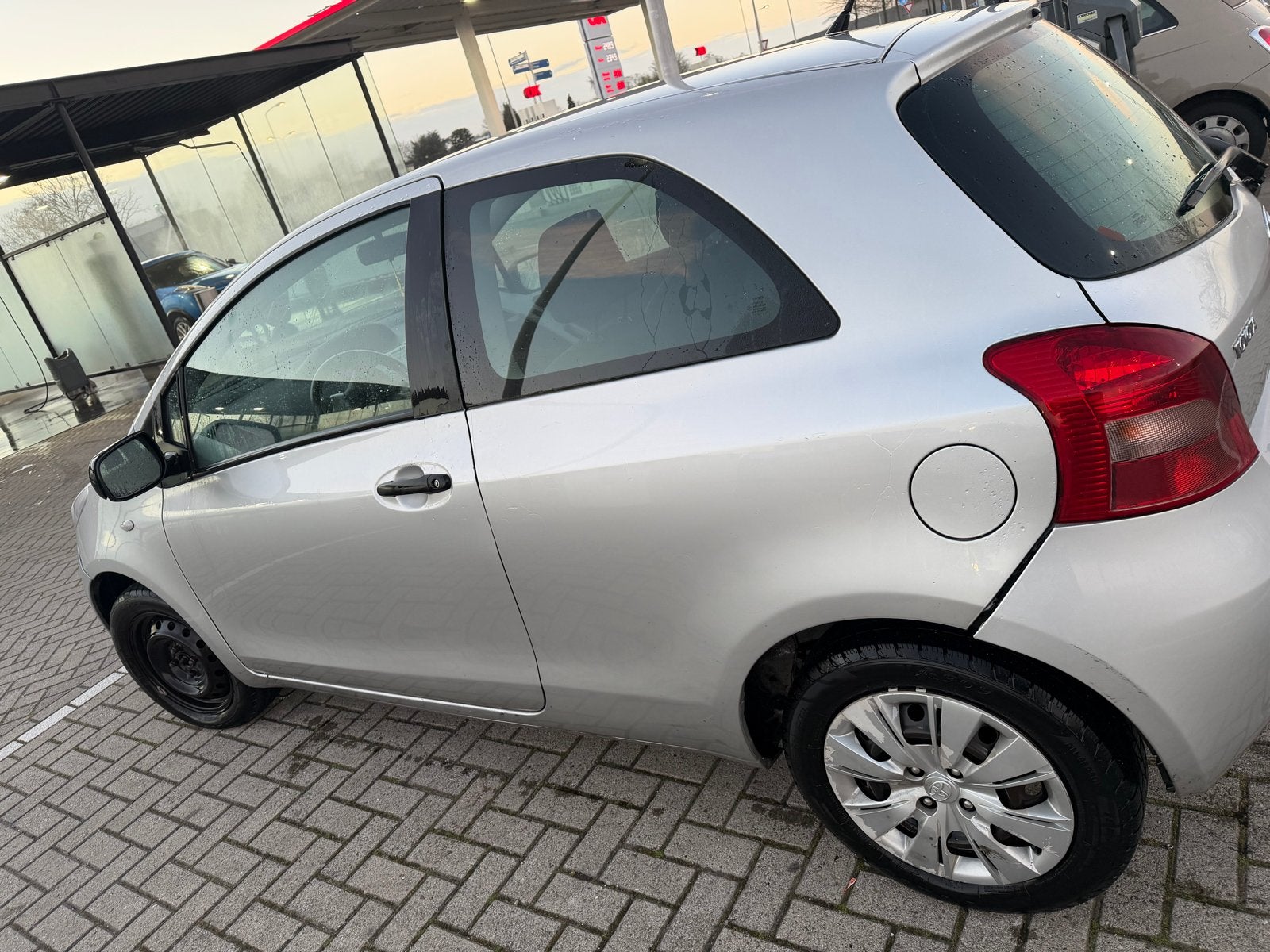 Toyota Yaris 1.0 12V Vvt-i 3DR Terra 2007 Grijs, Auto's, Voorwielaandrijving, 527 kg, 40 €/maand, 750 kg