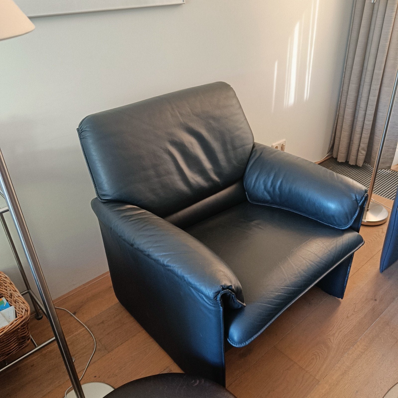 Leolux Bora Beta fauteuil - Zwart leer, Ophalen, Modern design, Gebruikt, 75 tot 100 cm