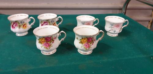 kopjes met bloemen balmoral castle bone china, Huis en Inrichting, Keuken | Servies, Ophalen of Verzenden, 'T Olde Gre-j, Info@toldegrej.nl