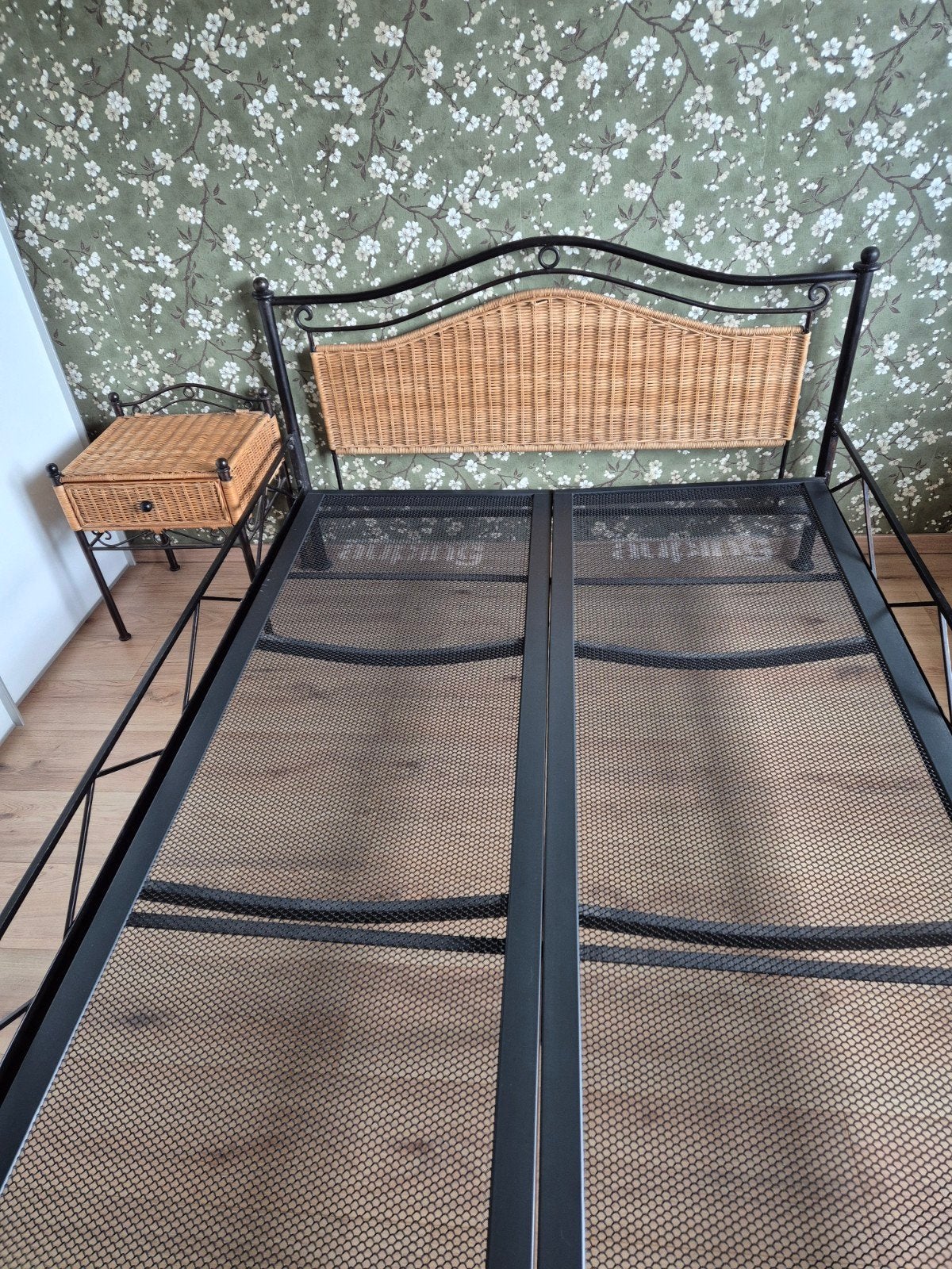 Gietijzeren bedframe met rieten hoofd- en voetbord., Ophalen