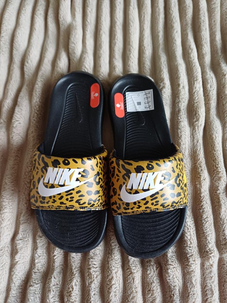Nike slippers maat 36,5 nieuw, Meisje, Overige typen, Nieuw, Ophalen of Verzenden