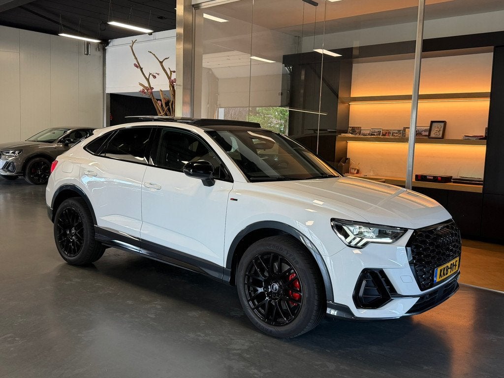 Audi Q3 Sportback 45 TFSI e S line Pano B&O Camera Elec.Koff, Auto's, Stof, Gebruikt, Zwart, Wit
